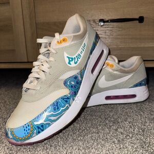 Nike men’s Air Max 1 Beige and Blue Patterned Athletic Shoes